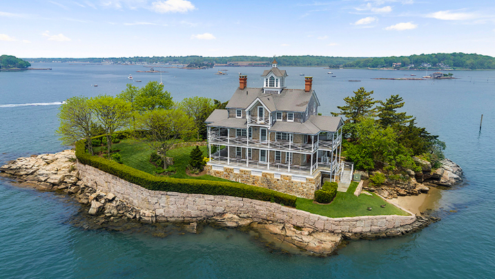  Our house for four days while we make mad love to the page. Supposedly Captain Kidd buried his treasure in these waters! 